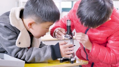 小学生在课堂上做科学实验。