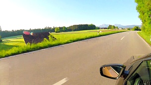 汽车视角 春天在巴伐利亚乡村公路上