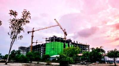 建筑工人辛勤工作建筑时间