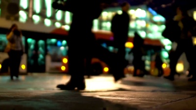 许多人走在城市广场上的脚步声，活跃在大城市的夜生活