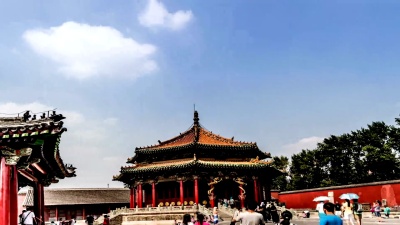 中国沈阳-2014年8月1日 从左向右步行，中国沈阳紫禁城著名的大正厅