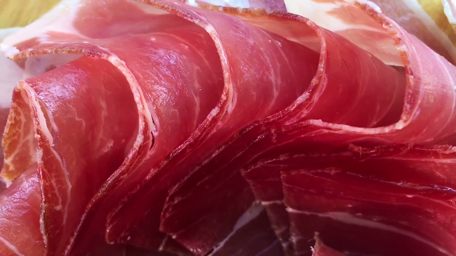 Jamon切片的俯视图，近距离视图缩小。熏火腿切成薄片，生吃。