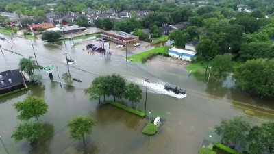 米拉特里卡车在被洪水淹没的街道上行驶