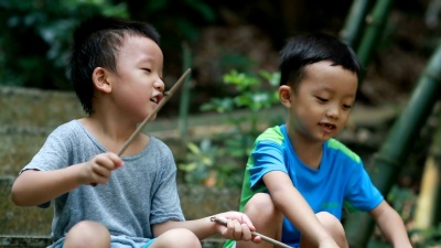 两兄弟在公园里玩
