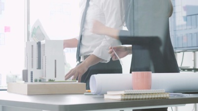 在建筑师工作室里一起工作的富有创意的建筑师团队