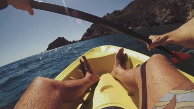一个男人在夏日海上划皮划艇的观点
