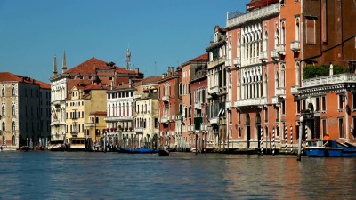 在意大利威尼斯通过大运河的河流巡航-格兰德运河(Canale Grande)