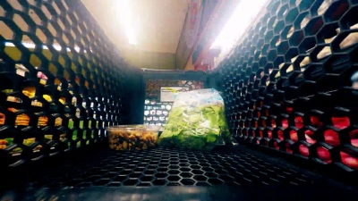 推装购物车在市场上购买食品 