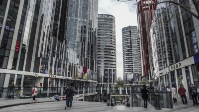 中国北京三里屯SOHO购物中心，时尚年轻人漫步的慢镜头
