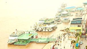 中国湖北武汉码头的延时行人通勤者