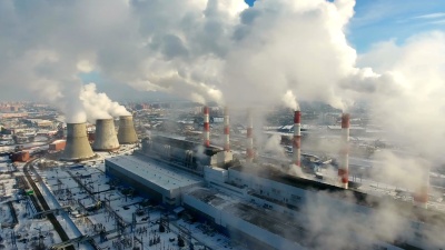 工业厂房的烟囱污染大气。冬季天线。