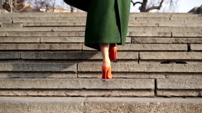 女性双腿走在石阶上