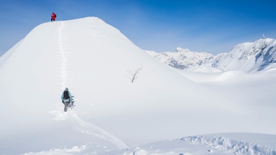 滑雪板徒步上山多雪的山