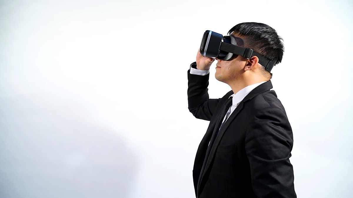 眼镜VR虚拟现实眼镜，商人在使用数字娱乐3D，背景是白色隔离的。