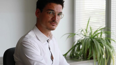 聚焦于一个戴眼镜的工作人员