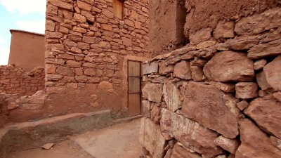 走在沙漠风景名城Ait-Ben-Haddou Castle在摩洛哥的个人观点，在电影“权力的游戏”中的外观