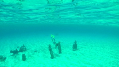 慢动作 女人潜水探索海底雕像