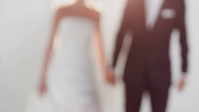 新婚夫妇走过拱门