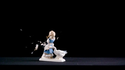 小女孩喂鹅小雕像爆炸