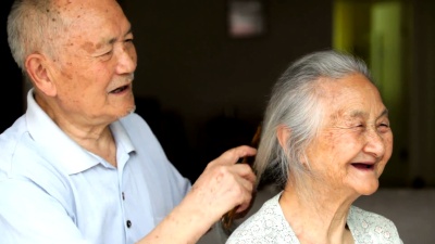 快乐的亚洲老年夫妇在一起