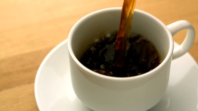 将咖啡倒入杯子，慢动作