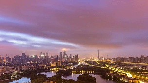 日出时广州的城市风光和天际线。延时