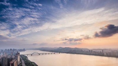 蓝天中的西湖夜景和杭州城市风光。时间间隔 