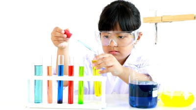 亚洲女孩在实验室用实验管做实验
