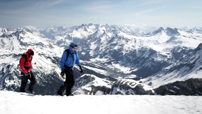 登山者在白雪覆盖的山上行走