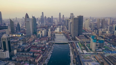 河面上的城市景观的翻滚