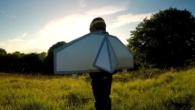 带着Jet Pack的年轻商业男孩在英国