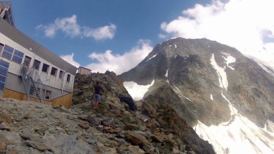 从Tete Rousse营地到Coluir的登山者在勃朗峰阿尔卑斯山最高的山峰登顶探险