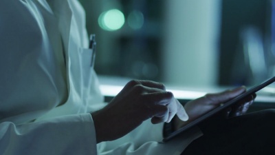 中年男性科学家在实验室使用片剂