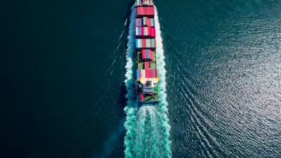 海上超大型集装箱船的空中镜头，自上而下视图