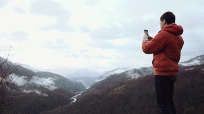 游客在山上拍照