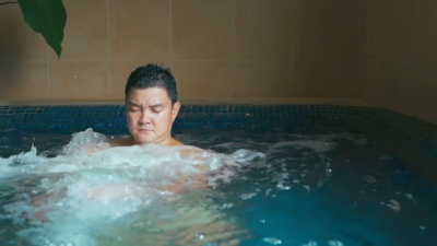 按摩浴缸中的男士
