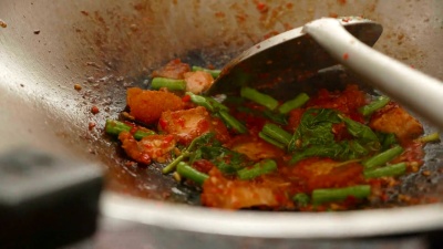 在家中关闭烹饪泰国辛辣食物。