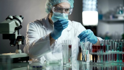 实验室工作人员计算低过敏性化妆品的精确配方