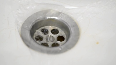 水流入水槽。