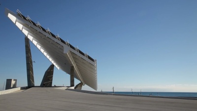 大型太阳能电池板建筑及运行