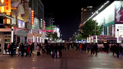 人们走在王府井大街上的延时摄影在北京，柴那