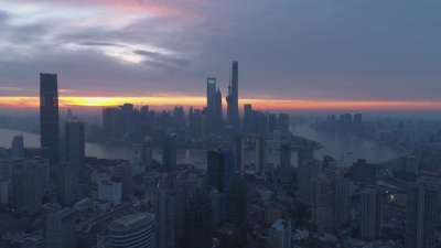 上海天际线在黎明。全景鸟瞰中国。无人驾驶飞机向后飞行。准备射击。