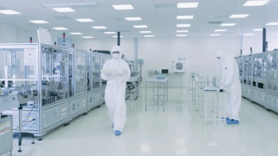 滑翔穿过无菌制药制造实验室，在那里Protective Coverall的科学家做研究，质量控制和发现新药。