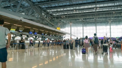 旅客人群在机场办理登机手续，柜台大厅