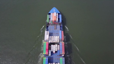 在荷兰鹿特丹港口运输集装箱的货船无人机拍摄3