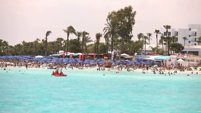 塞浦路斯，Ayia Napa，海滨度假村，在海边休息，人们在海边沐浴和日光浴