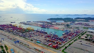 鸟瞰深水港和港口集装箱码头进出口和商务物流中的集装箱船