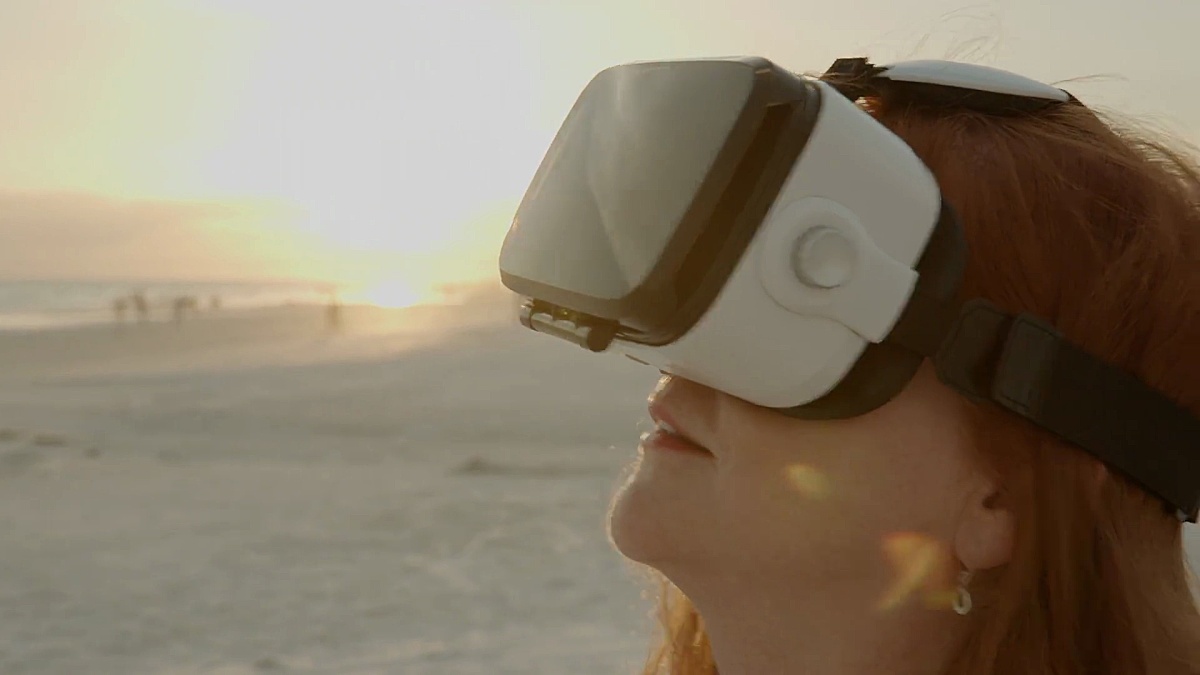 3D虚拟现实谷歌耳机日落佛罗里达海滩高级女子