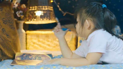女孩子在帐篷里看孩子们的书