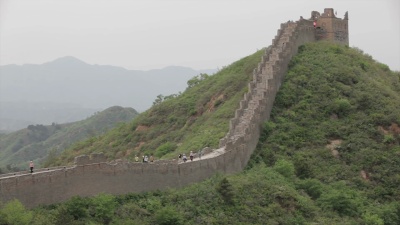 游客在中国长城上行走